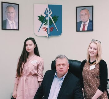 Ахмадиева Лилия и Скурыгина Ирина с главой администрации Октябрьского района