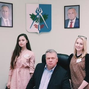 Ахмадиева Лилия и Скурыгина Ирина с главой администрации Октябрьского района